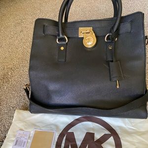 MICHAEL KORS HAMILTON Large Saffiano Tote, Black